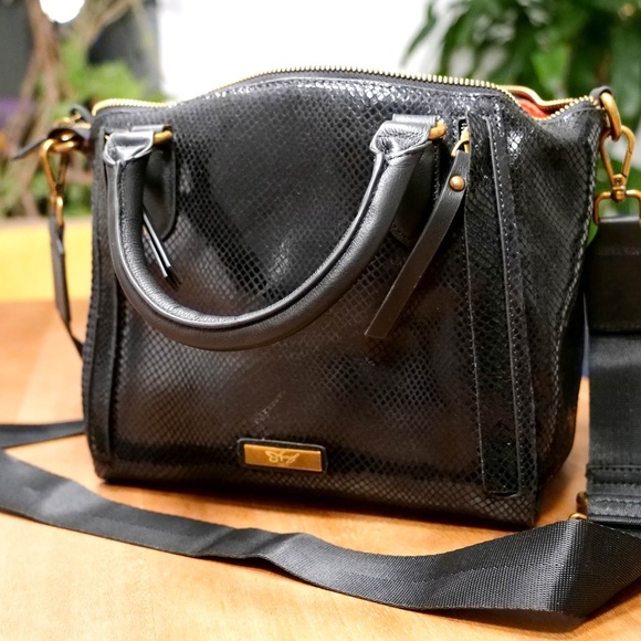 Sharif 1827 Black Crossbody Bag with Lion Head Detail, with Pink Cardholder - Picture 4 of 15